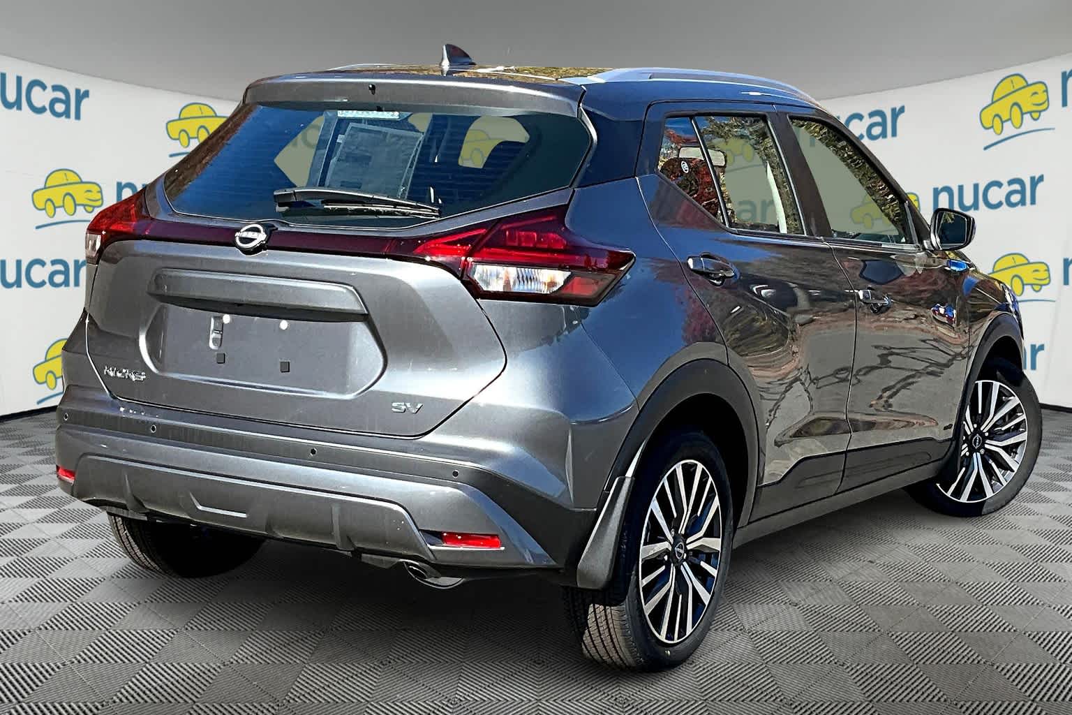 Vehicle image 4 of 17