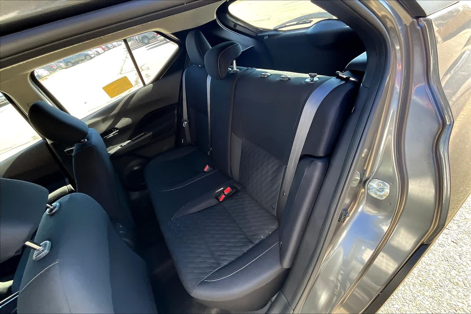 Vehicle image 14 of 17