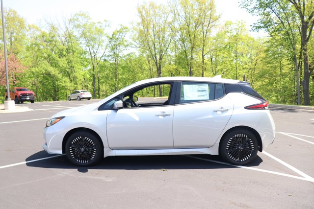 Vehicle image 8 of 33
