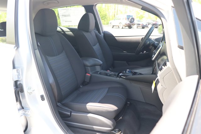 Vehicle image 28 of 33