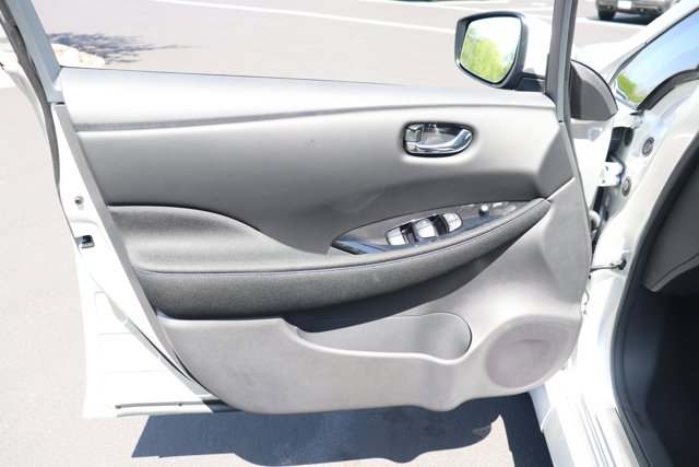 Vehicle image 11 of 33