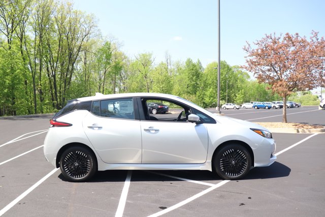 Vehicle image 4 of 33