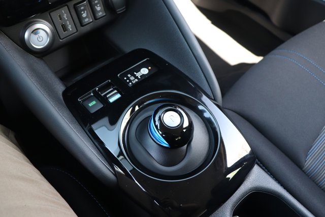 Vehicle image 27 of 33