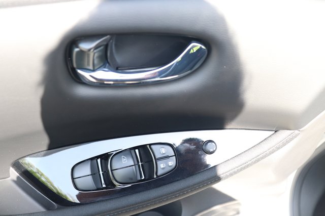 Vehicle image 10 of 33