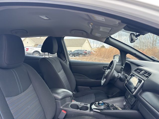 Vehicle image 9 of 22