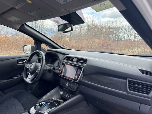 Vehicle image 10 of 22