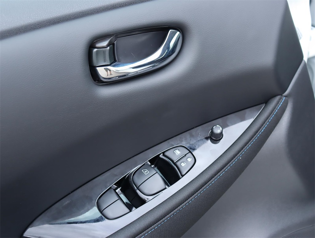 Vehicle image 17 of 39
