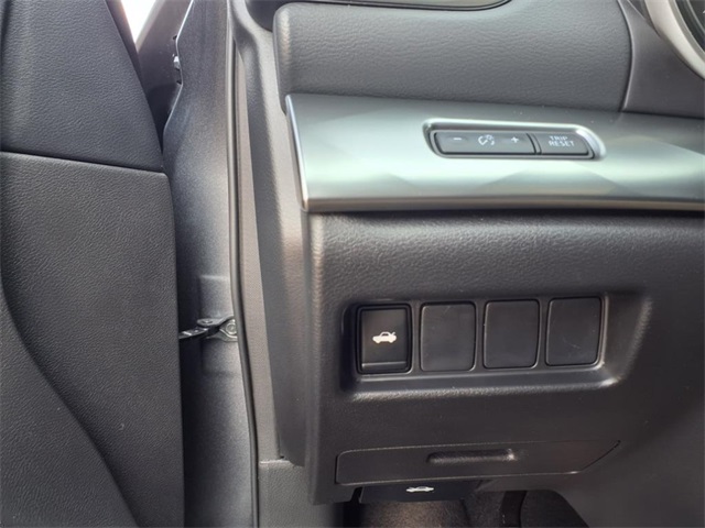 Vehicle image 19 of 27