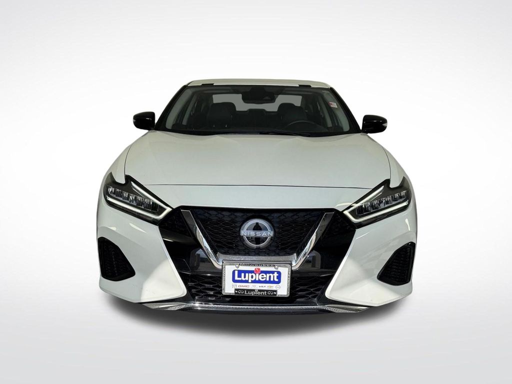 2023 Nissan Maxima SV Image 2 of 30