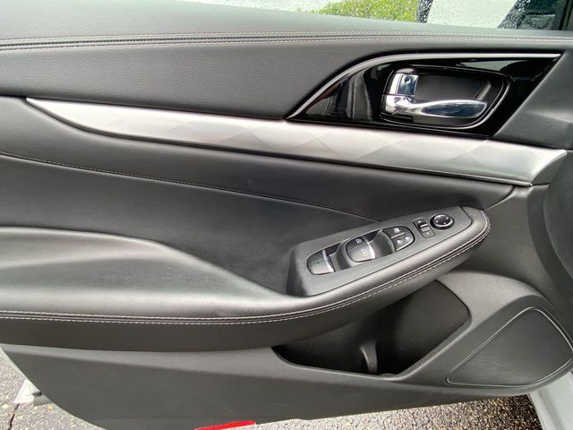 Vehicle image 27 of 35
