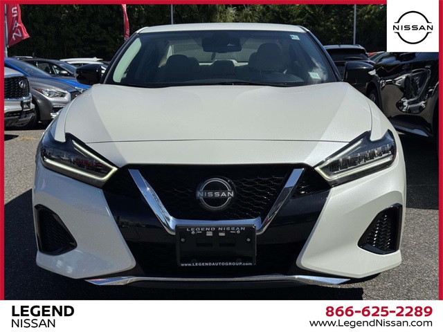 2023 Nissan Maxima SV Image 2 of 32