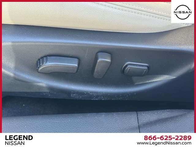 2023 Nissan Maxima SV Image 10 of 32