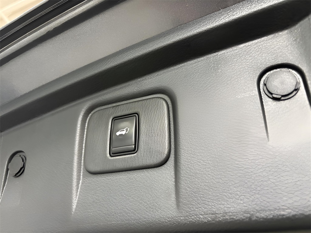 Vehicle image 23 of 27