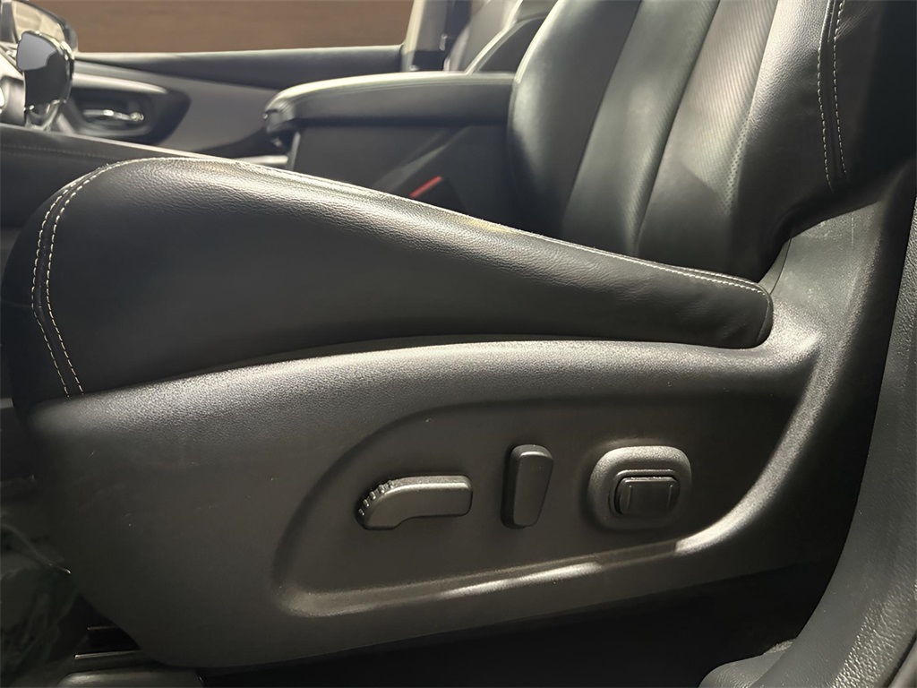 Vehicle image 16 of 27