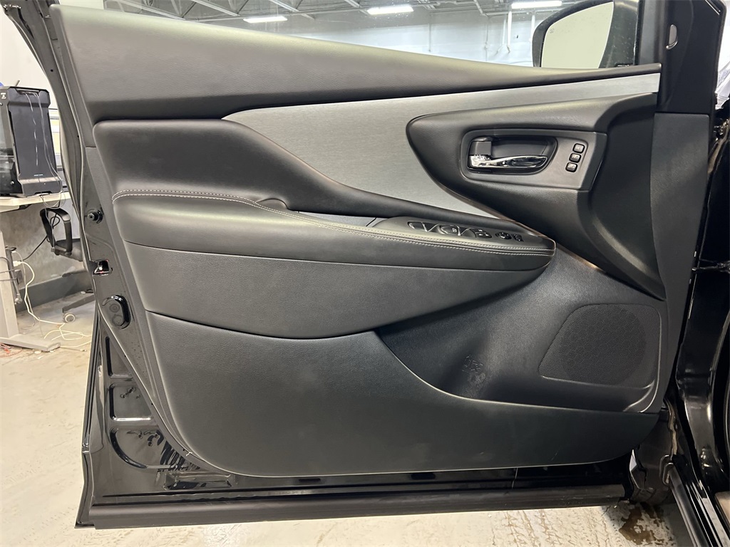 Vehicle image 21 of 32