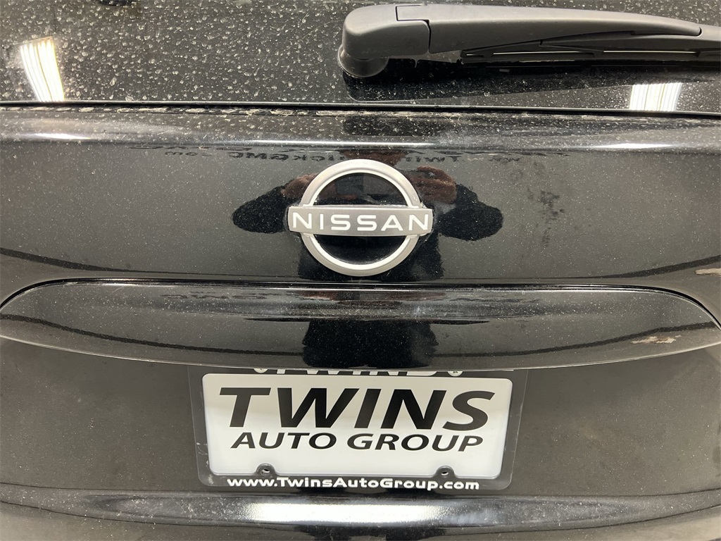 Vehicle image 28 of 32
