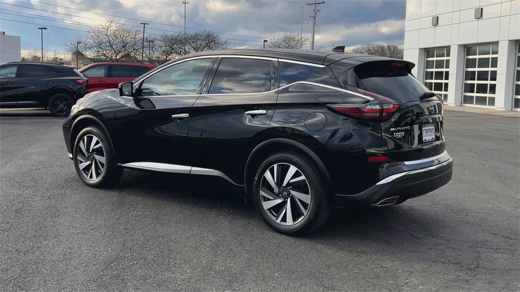 Vehicle image 8 of 32