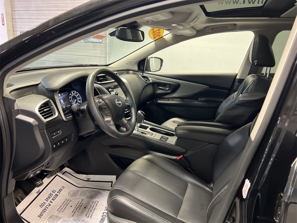Vehicle image 10 of 32