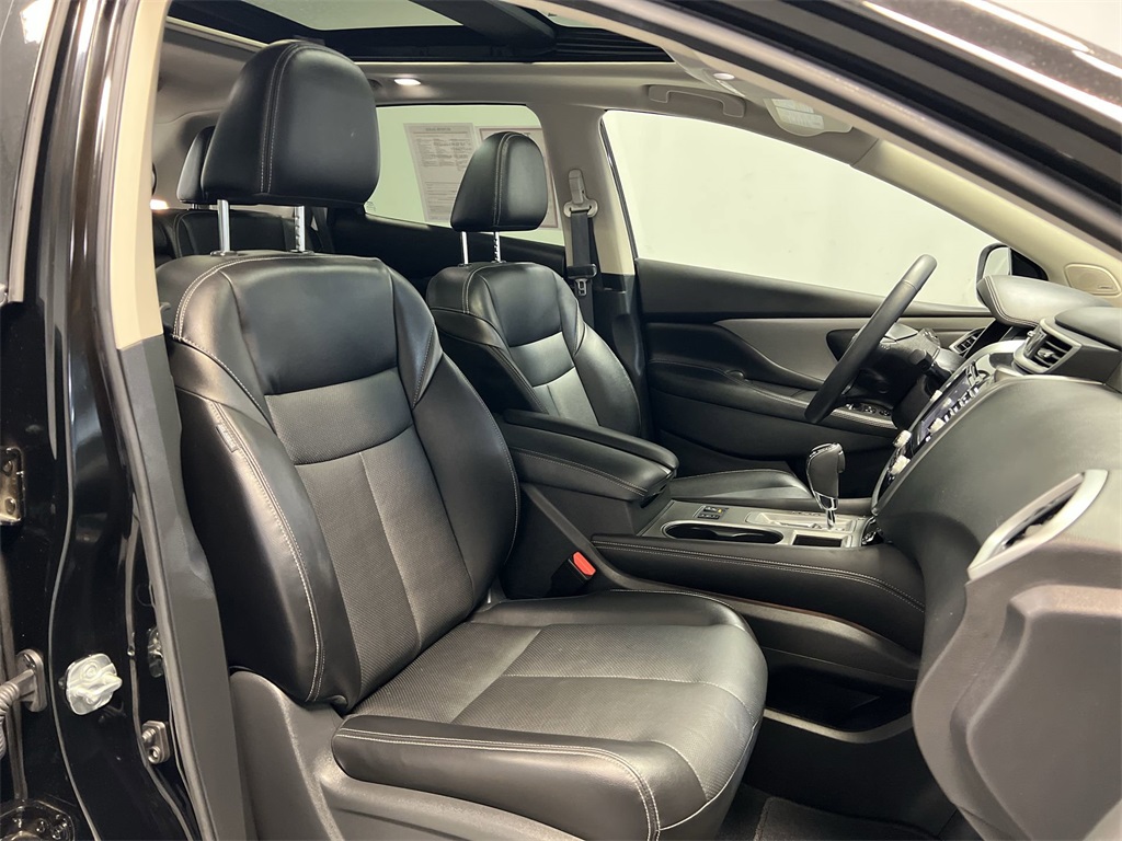 Vehicle image 25 of 32