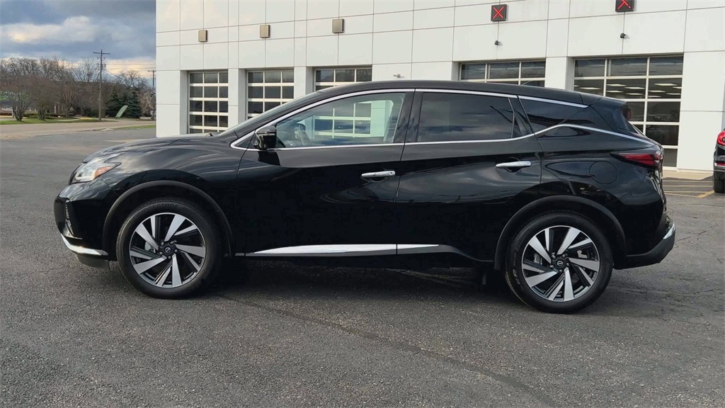 Vehicle image 9 of 32