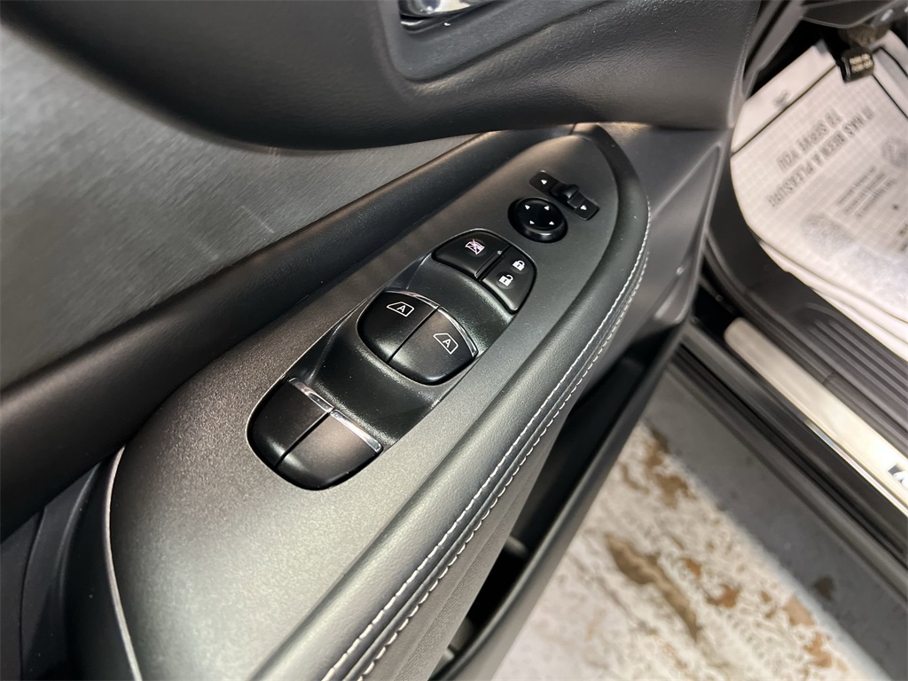 Vehicle image 22 of 32
