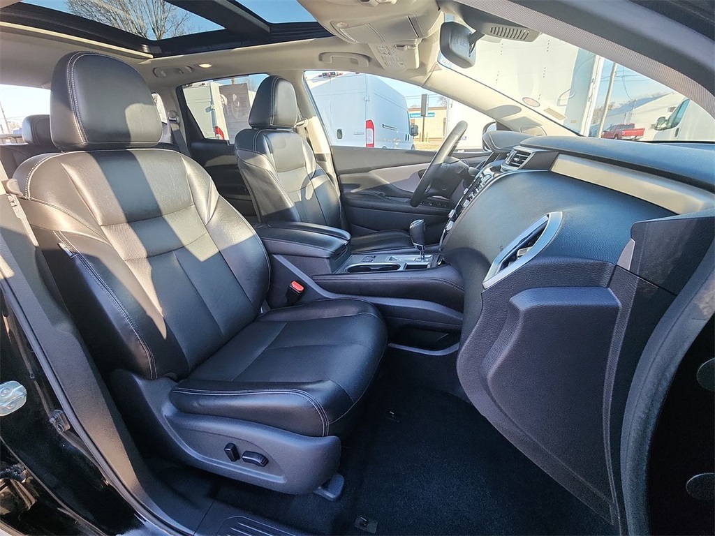 Vehicle image 25 of 28