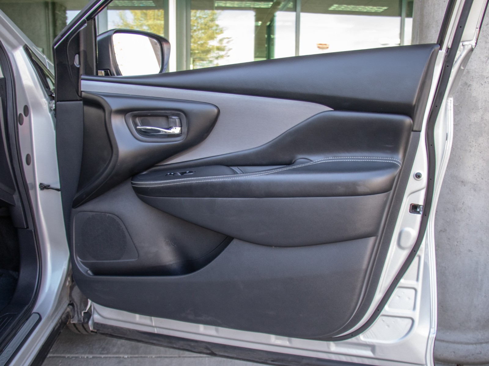 Vehicle image 19 of 26