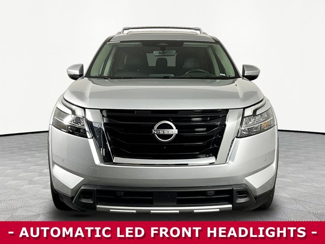 2023 Nissan Pathfinder Platinum Image 2 of 41