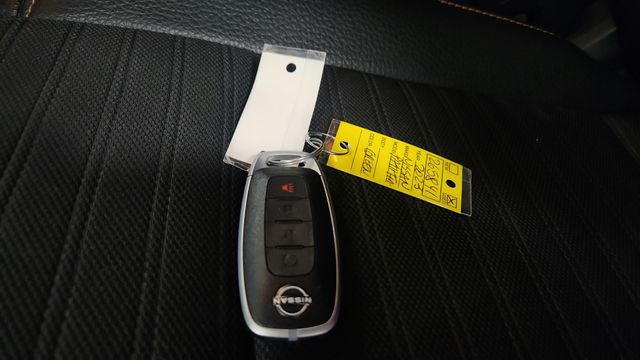 Vehicle image 21 of 25