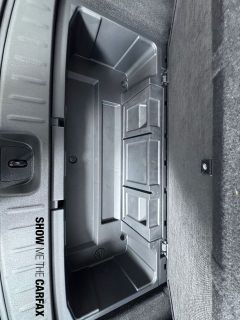 Vehicle image 33 of 40