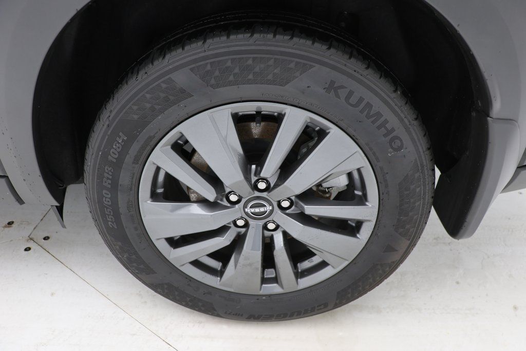 Vehicle image 9 of 21