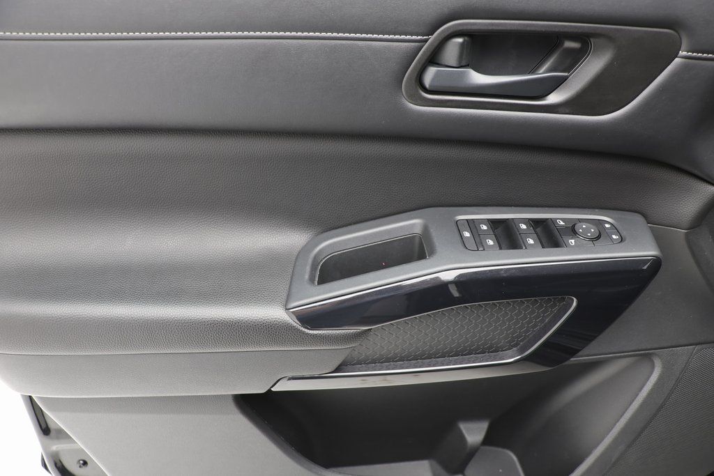 Vehicle image 13 of 21