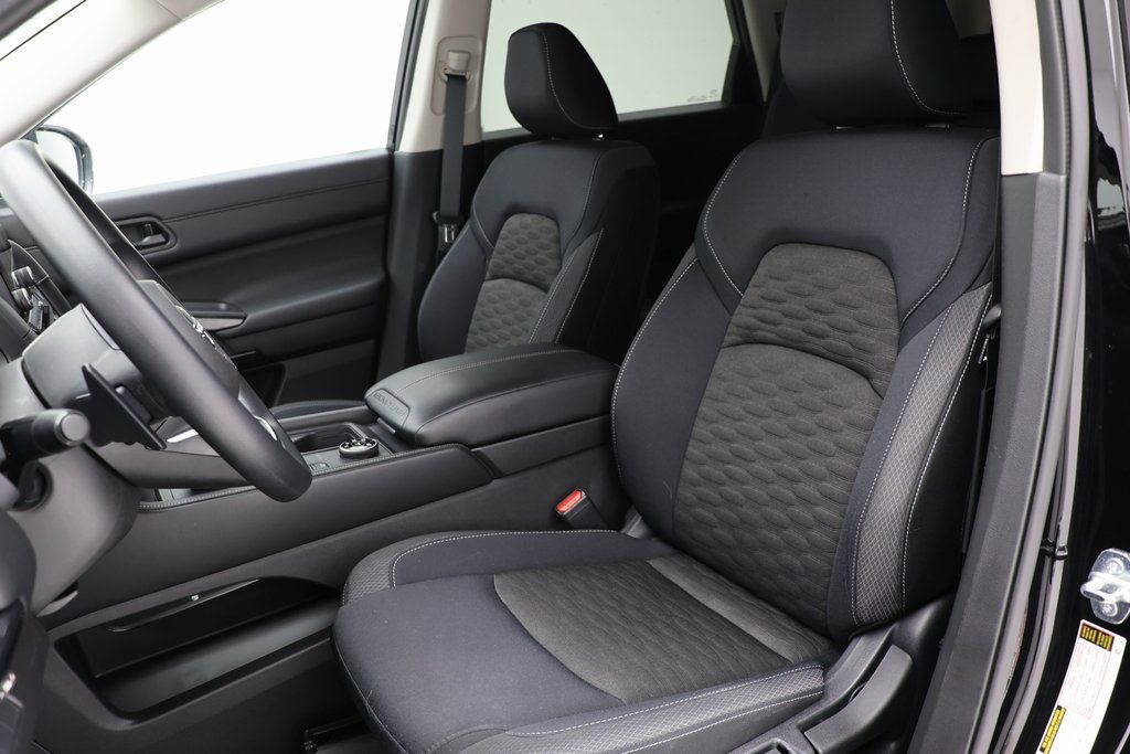 Vehicle image 14 of 21