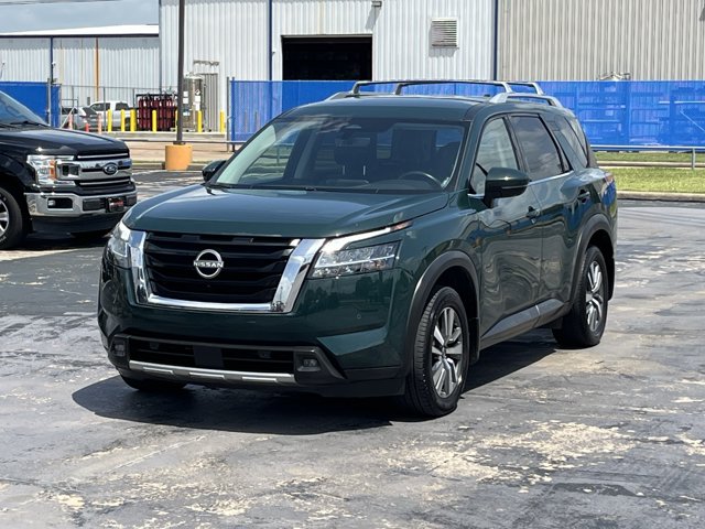 2023 Nissan Pathfinder SL Image 1 of 33