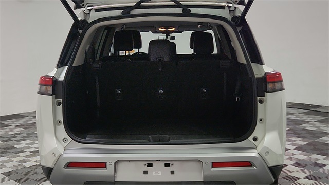 Vehicle image 21 of 26