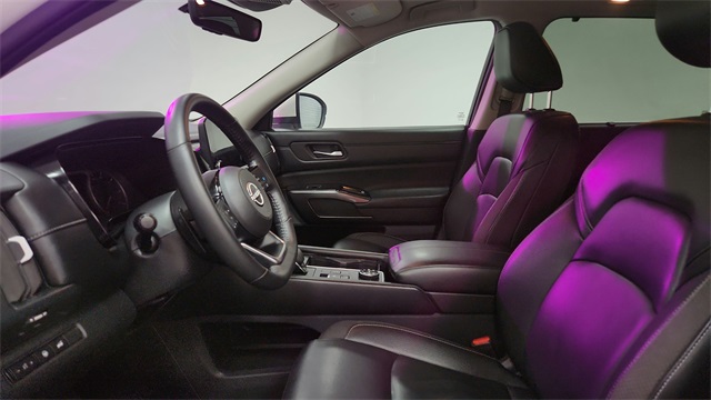 Vehicle image 17 of 26