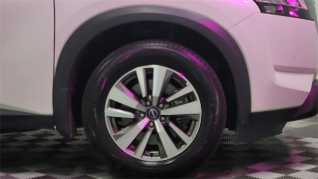 Vehicle image 24 of 26