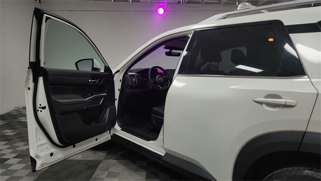 Vehicle image 18 of 26