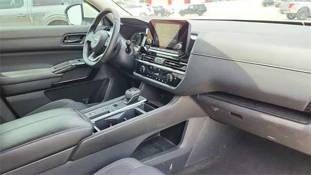 Vehicle image 33 of 41