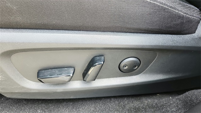 Vehicle image 27 of 41