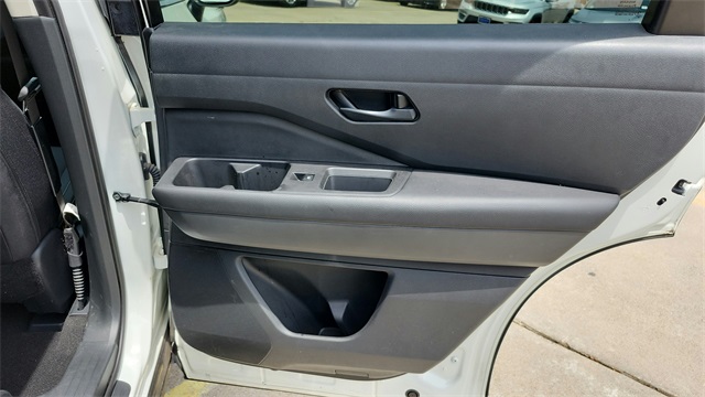 Vehicle image 37 of 41