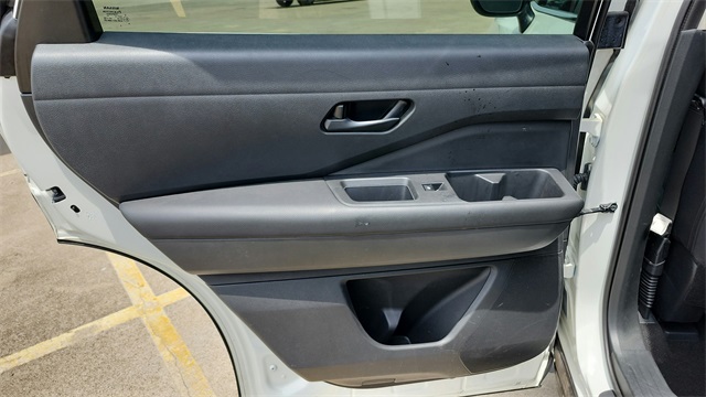 Vehicle image 32 of 41