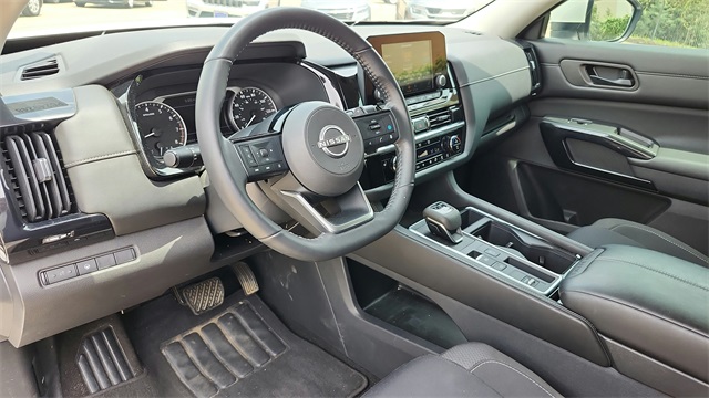 Vehicle image 9 of 41