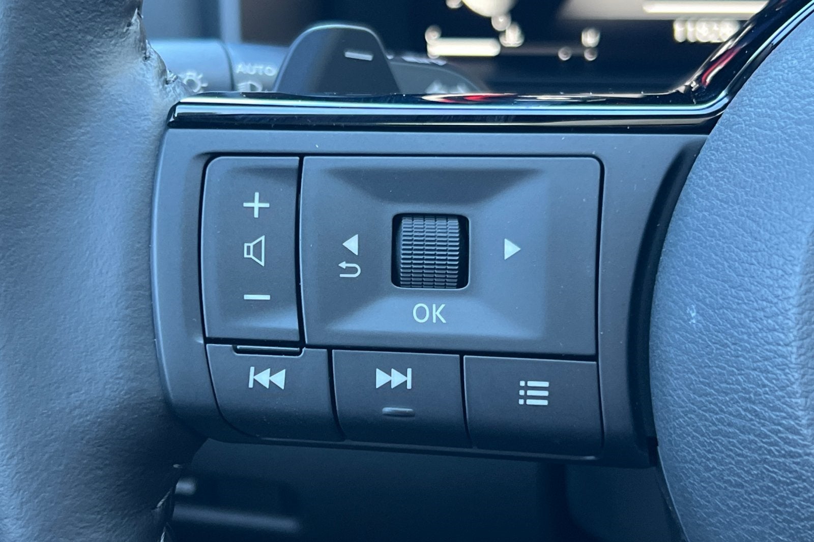 2023 Nissan Rogue Platinum Image 35 of 48