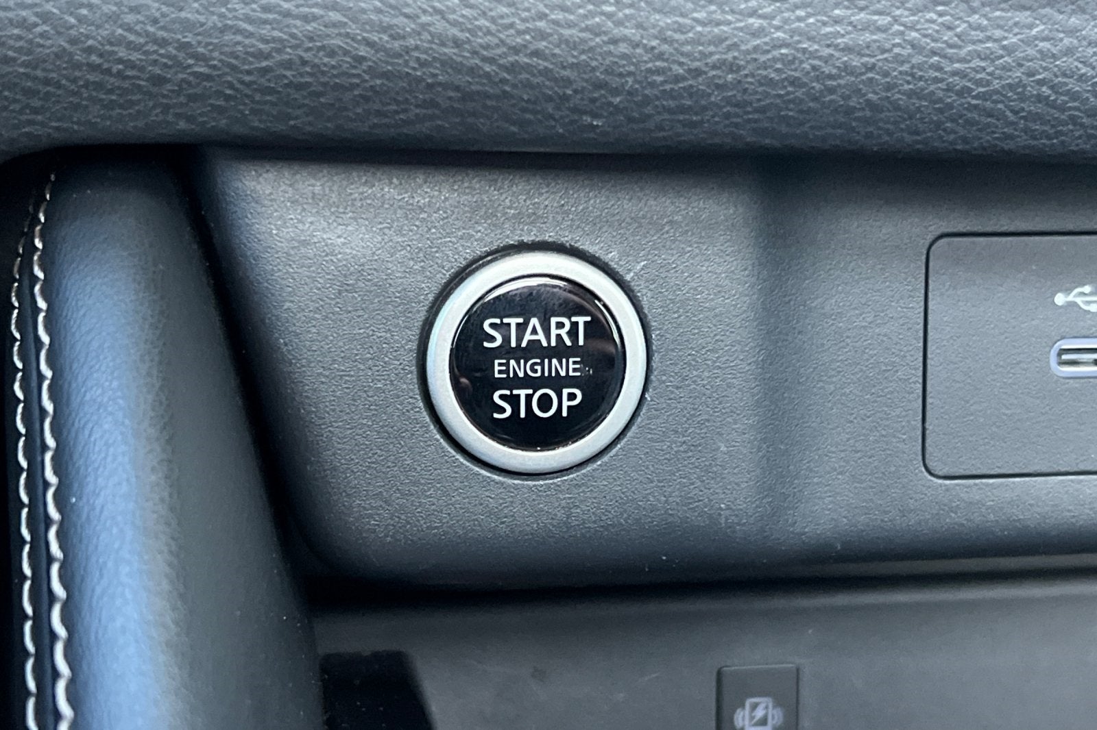 2023 Nissan Rogue Platinum Image 40 of 48