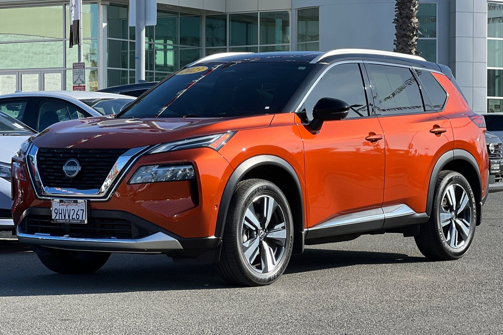 2023 Nissan Rogue Platinum Image 2 of 48