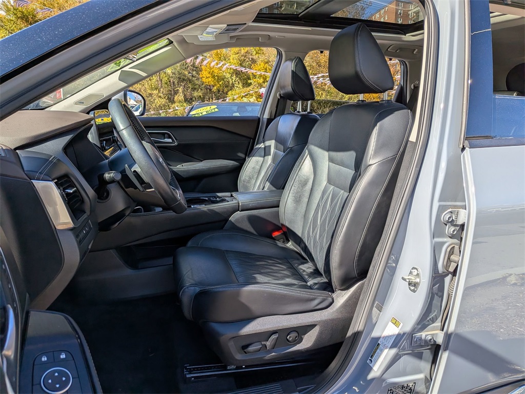 2023 Nissan Rogue Platinum Image 11 of 28