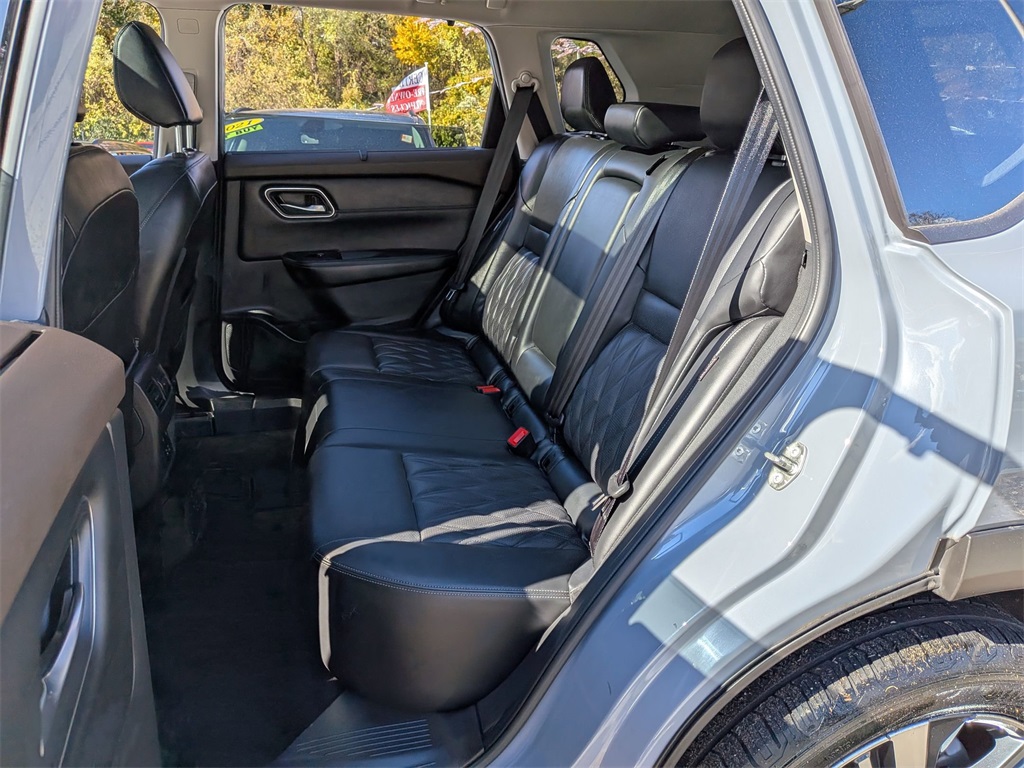 2023 Nissan Rogue Platinum Image 12 of 28