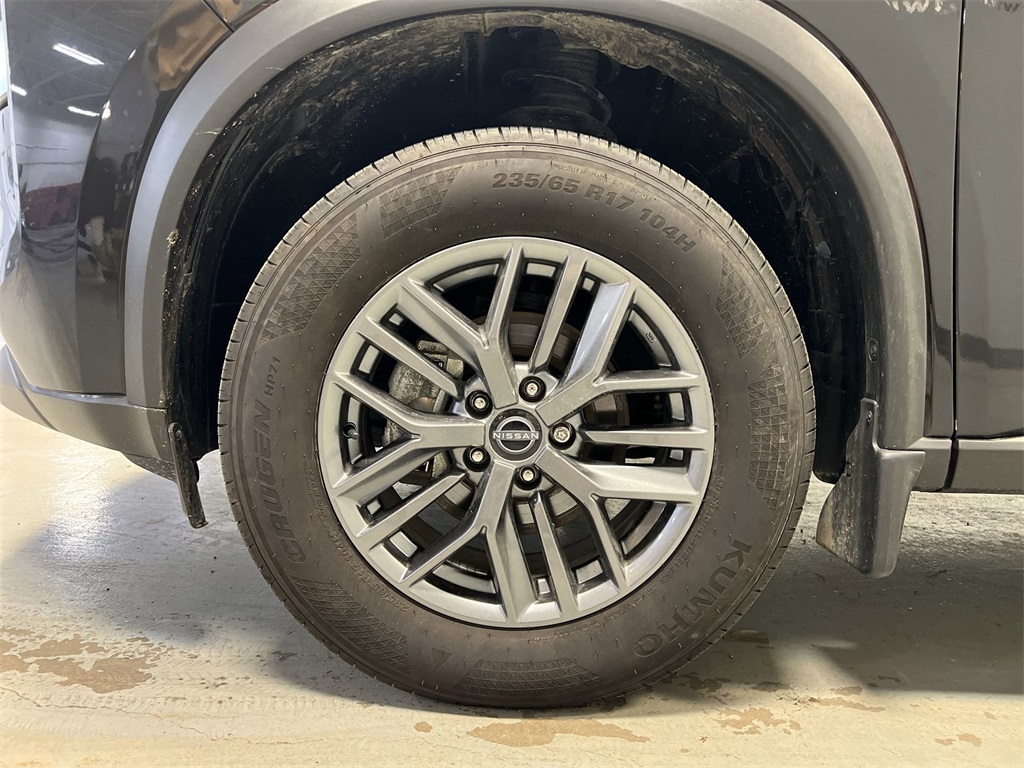 Vehicle image 28 of 30