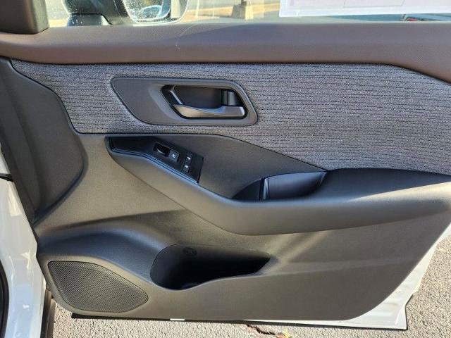 Vehicle image 23 of 27